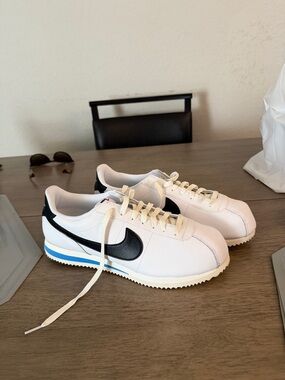 White and Black Men's Retro Runner Sneakers